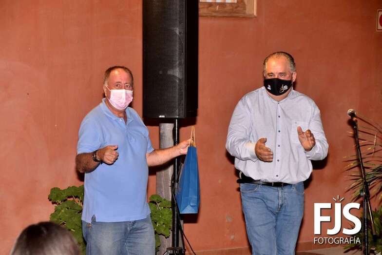 Momento de la entrega del detalle/Francisco Javier Santana.